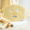 LED masku Feel Pearls so svetelnou terapiou, ktorá transformuje vašu skincare rutinu a prináša výsledky ako zo salónu priamo do pohodlia vášho domova. Je to jednorazová investícia, ktorá sa vám rýchlo vráti, a pleť si ošetríte už za 10 minút. Produkt je certifikovaný a dermatologicky testovaný, balenie je ekologické a vzťahuje sa naň 30-dňová garancia vrátenia peňazí. Podľa Jany, spokojnej zákazníčky, je maska „výborná“, keďže za pár minút máte hotovú celú skincare rutinu bez návštevy salónu. Ako funguje svetelná terapia LED masky? LED svetlo z masky preniká do hlbších vrstiev pokožky vďaka svojej vlnovej dĺžke, kam bežné kozmetické produkty nepreniknú. Stimuluje bunky, podporuje tvorbu kolagénu, zlepšuje cirkuláciu a regeneráciu kože. Fotónová terapia je vedecky dokázaná, nespôsobuje žiadne vedľajšie účinky ani poškodenie organizmu a je úplne bezbolestná. Farby svetla a ich špecifické účinky: LED maska ponúka rôzne vlnové dĺžky svetla, z ktorých každá má špecifické benefity pre vašu pleť: • Blízke infračervené (830 nm) + Červené svetlo (630 nm): ◦ Preniká do hĺbky 5-10 mm do pokožky. ◦ Podporuje krvný obeh a produkciu kolagénu, čím spevňuje a vyhladzuje pleť. ◦ Výrazne stimuluje prirodzený proces obnovy kože. ◦ Pomáha zmierňovať jazvy, spevňovať pleť a vyhladzovať jemné vrásky. • Modré svetlo (465 nm): ◦ Aktivuje porfyríny, ktoré ničia škodlivé baktérie. ◦ Má silný antibakteriálny a protizápalový účinok. ◦ Efektívne pôsobí ako prevencia proti tvorbe akné. • Zelené svetlo (515 nm): ◦ Upokojuje pokožku a zrýchľuje jej hojenie. ◦ Zosvetľuje pleť a prispieva k zjednoteniu jej tónu. • Žlté svetlo (630 + 515 nm): ◦ Kombinácia červeného a zeleného svetla. ◦ Prispieva k zlepšeniu bunkového metabolizmu. ◦ Zlepšuje problémy spojené s mastnou pleťou a čiernymi bodkami. ◦ Eliminuje pigmentové škvrny a spomaľuje starnutie kože. • Tyrkysové svetlo (515 + 460 nm): ◦ Kombinácia zeleného a modrého svetla. ◦ Pôsobí antibakteriálne a protizápalovo, čím pomáha predchádzať akné. • Fialové svetlo (630 + 460 nm): ◦ Kombinácia červeného a modrého svetla. ◦ Výrazne stimuluje prirodzený proces obnovy kože. ◦ Zmierňuje jazvy, spevňuje pleť, vyhladzuje jemné vrásky. ◦ Má antibakteriálny a protizápalový účinok. • Biele svetlo (630 + 515 + 460 nm): ◦ Kombinácia červeného, zeleného a modrého svetla. ◦ Stimuluje prirodzený proces obnovy kože, zmierňuje jazvy, spevňuje pleť a vyhladzuje jemné vrásky. ◦ Má antibakteriálny a protizápalový účinok. Ako sa LED maska používa? Pre optimálne výsledky a bezpečnosť dodržujte nasledujúce kroky: 1. Test senzibilizácie: Pred prvým ošetrením umiestnite masku na vnútornú stranu predlaktia, zapnite ju a nechajte prejsť celý 10-minútový program. Ak pocítite horúčavu alebo nepríjemné pocity, okamžite masku vypnite. Ak sa po 6 hodinách objaví začervenanie alebo svrbenie, maska nemusí byť vhodná. 2. Príprava pleti: Používajte masku na dôkladne vyčistenú a suchú pleť. 3. Intenzita a dĺžka ošetrenia: Začnite s intenzitou stupňa 1-2, aby si pokožka zvykla. Odporúča sa používať LED masku 3-5 krát týždenne, pričom každé ošetrenie by malo trvať 10-20 minút. Prístroj sa po zvolenom intervale automaticky vypne. Modré svetlo sa odporúča používať maximálne 10 minút denne. 4. Starostlivosť po terapii: Po LED terapii pokračujte s vašou klasickou skincare rutinou. Účinné látky z kozmetických produktov sa lepšie vstrebú do pokožky po takejto terapii. Pre koho je LED maska vhodná a kedy je potrebná opatrnosť? LED maska je vhodná pre všetky typy pleti. Prístroj je určený pre osoby staršie ako 12 rokov. Opatrnosť a konzultácia s lekárom je potrebná pri užívaní liekov alebo steroidov proti bolesti či iným kožným ochoreniam, pretože použitie masky môže spôsobiť fotosenzitívnu reakciu. Onkologickí pacienti môžu LED terapiu používať len po konzultácii so svojím doktorom. Maska nie je vhodná pre: tehotné a dojčiace ženy, osoby trpiace epilepsiou, silnou migrénou, precitlivenosťou na svetlo, alebo pre aplikáciu na otvorené rany, spálenú pokožku po opaľovaní či na dotyk bolestivú pleť. Technické parametre a balenie: • Hlavný materiál: ABS plast + silikón • Rozmer masky: 380x200x3 mm • Batéria: 1500mAh 5V/1A • Svetelný výkon: Nadštandardný výkon až 60mW/cm2, s 3 stupňami intenzity. Dáva to maske o polovicu vyšší výkon než väčšina domácich LED masiek na trhu. • Časovač: 10/15/20 minút • Počet LED diód: 100 ks • Nabíjanie: Plné nabitie ovládača/adaptéra trvá 90-100 minút, maska vydrží svietiť približne 40 minút pri najvyššej intenzite. Obsah balenia: Balenie obsahuje LED masku, ovládač na pripojenie, ochranu na oči, manuál v slovenskom jazyku, nabíjací kábel a cestovné vrecko