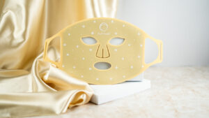 LED masku Feel Pearls so svetelnou terapiou, ktorá transformuje vašu skincare rutinu a prináša výsledky ako zo salónu priamo do pohodlia vášho domova. Je to jednorazová investícia, ktorá sa vám rýchlo vráti, a pleť si ošetríte už za 10 minút. Produkt je certifikovaný a dermatologicky testovaný, balenie je ekologické a vzťahuje sa naň 30-dňová garancia vrátenia peňazí. Podľa Jany, spokojnej zákazníčky, je maska „výborná“, keďže za pár minút máte hotovú celú skincare rutinu bez návštevy salónu. Ako funguje svetelná terapia LED masky? LED svetlo z masky preniká do hlbších vrstiev pokožky vďaka svojej vlnovej dĺžke, kam bežné kozmetické produkty nepreniknú. Stimuluje bunky, podporuje tvorbu kolagénu, zlepšuje cirkuláciu a regeneráciu kože. Fotónová terapia je vedecky dokázaná, nespôsobuje žiadne vedľajšie účinky ani poškodenie organizmu a je úplne bezbolestná. Farby svetla a ich špecifické účinky: LED maska ponúka rôzne vlnové dĺžky svetla, z ktorých každá má špecifické benefity pre vašu pleť: • Blízke infračervené (830 nm) + Červené svetlo (630 nm): ◦ Preniká do hĺbky 5-10 mm do pokožky. ◦ Podporuje krvný obeh a produkciu kolagénu, čím spevňuje a vyhladzuje pleť. ◦ Výrazne stimuluje prirodzený proces obnovy kože. ◦ Pomáha zmierňovať jazvy, spevňovať pleť a vyhladzovať jemné vrásky. • Modré svetlo (465 nm): ◦ Aktivuje porfyríny, ktoré ničia škodlivé baktérie. ◦ Má silný antibakteriálny a protizápalový účinok. ◦ Efektívne pôsobí ako prevencia proti tvorbe akné. • Zelené svetlo (515 nm): ◦ Upokojuje pokožku a zrýchľuje jej hojenie. ◦ Zosvetľuje pleť a prispieva k zjednoteniu jej tónu. • Žlté svetlo (630 + 515 nm): ◦ Kombinácia červeného a zeleného svetla. ◦ Prispieva k zlepšeniu bunkového metabolizmu. ◦ Zlepšuje problémy spojené s mastnou pleťou a čiernymi bodkami. ◦ Eliminuje pigmentové škvrny a spomaľuje starnutie kože. • Tyrkysové svetlo (515 + 460 nm): ◦ Kombinácia zeleného a modrého svetla. ◦ Pôsobí antibakteriálne a protizápalovo, čím pomáha predchádzať akné. • Fialové svetlo (630 + 460 nm): ◦ Kombinácia červeného a modrého svetla. ◦ Výrazne stimuluje prirodzený proces obnovy kože. ◦ Zmierňuje jazvy, spevňuje pleť, vyhladzuje jemné vrásky. ◦ Má antibakteriálny a protizápalový účinok. • Biele svetlo (630 + 515 + 460 nm): ◦ Kombinácia červeného, zeleného a modrého svetla. ◦ Stimuluje prirodzený proces obnovy kože, zmierňuje jazvy, spevňuje pleť a vyhladzuje jemné vrásky. ◦ Má antibakteriálny a protizápalový účinok. Ako sa LED maska používa? Pre optimálne výsledky a bezpečnosť dodržujte nasledujúce kroky: 1. Test senzibilizácie: Pred prvým ošetrením umiestnite masku na vnútornú stranu predlaktia, zapnite ju a nechajte prejsť celý 10-minútový program. Ak pocítite horúčavu alebo nepríjemné pocity, okamžite masku vypnite. Ak sa po 6 hodinách objaví začervenanie alebo svrbenie, maska nemusí byť vhodná. 2. Príprava pleti: Používajte masku na dôkladne vyčistenú a suchú pleť. 3. Intenzita a dĺžka ošetrenia: Začnite s intenzitou stupňa 1-2, aby si pokožka zvykla. Odporúča sa používať LED masku 3-5 krát týždenne, pričom každé ošetrenie by malo trvať 10-20 minút. Prístroj sa po zvolenom intervale automaticky vypne. Modré svetlo sa odporúča používať maximálne 10 minút denne. 4. Starostlivosť po terapii: Po LED terapii pokračujte s vašou klasickou skincare rutinou. Účinné látky z kozmetických produktov sa lepšie vstrebú do pokožky po takejto terapii. Pre koho je LED maska vhodná a kedy je potrebná opatrnosť? LED maska je vhodná pre všetky typy pleti. Prístroj je určený pre osoby staršie ako 12 rokov. Opatrnosť a konzultácia s lekárom je potrebná pri užívaní liekov alebo steroidov proti bolesti či iným kožným ochoreniam, pretože použitie masky môže spôsobiť fotosenzitívnu reakciu. Onkologickí pacienti môžu LED terapiu používať len po konzultácii so svojím doktorom. Maska nie je vhodná pre: tehotné a dojčiace ženy, osoby trpiace epilepsiou, silnou migrénou, precitlivenosťou na svetlo, alebo pre aplikáciu na otvorené rany, spálenú pokožku po opaľovaní či na dotyk bolestivú pleť. Technické parametre a balenie: • Hlavný materiál: ABS plast + silikón • Rozmer masky: 380x200x3 mm • Batéria: 1500mAh 5V/1A • Svetelný výkon: Nadštandardný výkon až 60mW/cm2, s 3 stupňami intenzity. Dáva to maske o polovicu vyšší výkon než väčšina domácich LED masiek na trhu. • Časovač: 10/15/20 minút • Počet LED diód: 100 ks • Nabíjanie: Plné nabitie ovládača/adaptéra trvá 90-100 minút, maska vydrží svietiť približne 40 minút pri najvyššej intenzite. Obsah balenia: Balenie obsahuje LED masku, ovládač na pripojenie, ochranu na oči, manuál v slovenskom jazyku, nabíjací kábel a cestovné vrecko