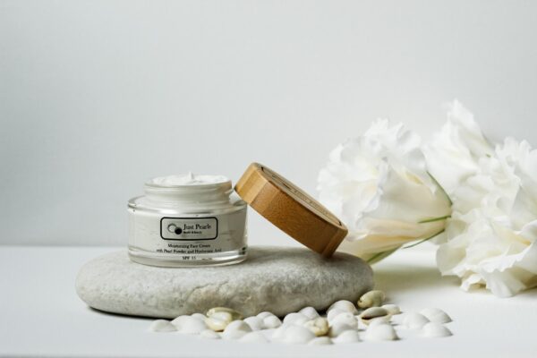 Feel Pearls Hydratačný pleťový krém s perlovým práškom a kyselinou hyalurónovou SPF-15