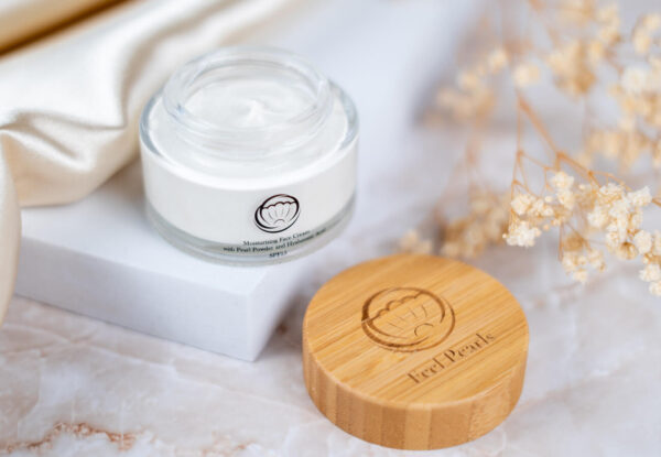 Feel Pearls Hydratačný pleťový krém s perlovým práškom a kyselinou hyalurónovou SPF-15