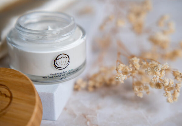 Feel Pearls Hydratačný pleťový krém s perlovým práškom a kyselinou hyalurónovou SPF-15